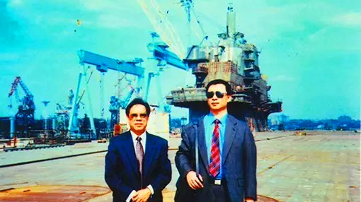 戴岳和张勇与船厂签订了正式移交"瓦良格"航母后,兴奋地登上自己的"